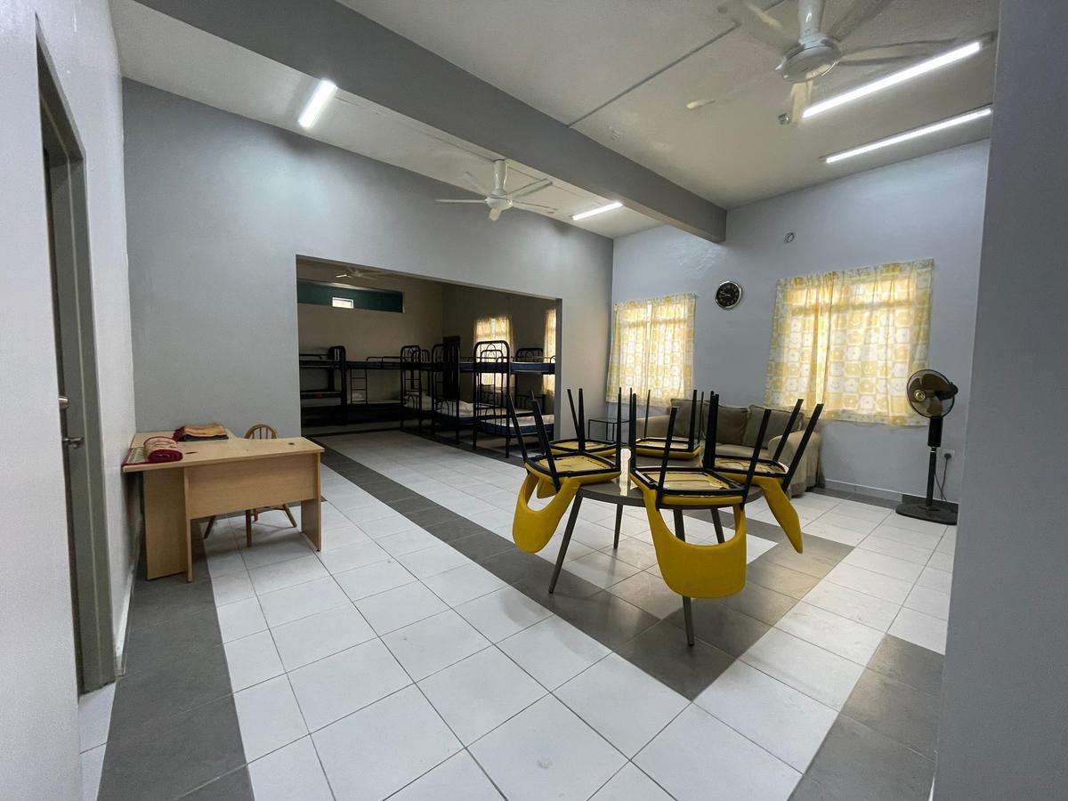 Dewan serbaguna dengan meja dan kerusi untuk sesi belajar
