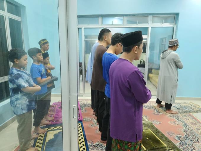 Jemaah lelaki dan kanak-kanak bersiap untuk solat berjemaah
