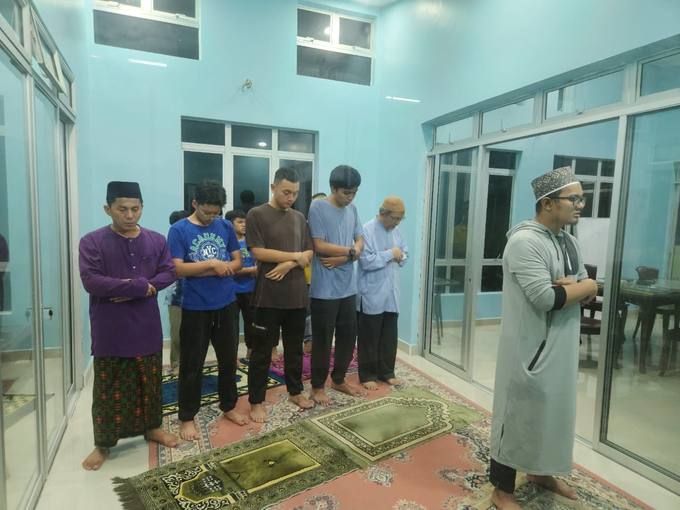 Jemaah berdiri dalam saf menunaikan solat berjemaah