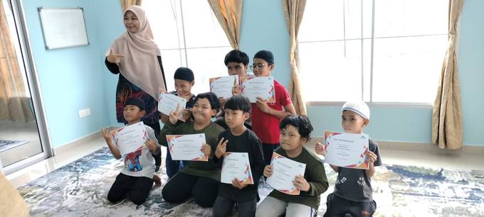 Kelas mengaji bersama guru dan kanak-kanak