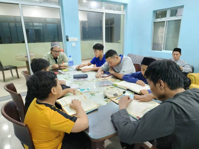 Peserta kem menjalankan aktiviti berkumpulan di atas meja