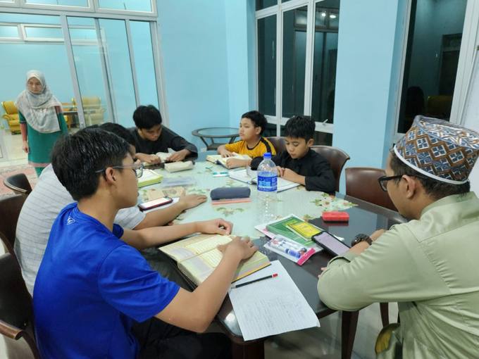 Guru membimbing pelajar semasa sesi kelas