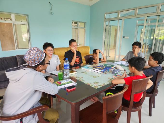 Pelajar mengikuti sesi belajar bersama tenaga pengajar