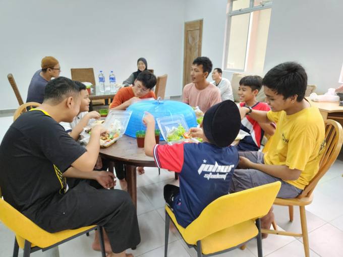 Peserta kem menyiapkan bahan aktiviti di atas meja