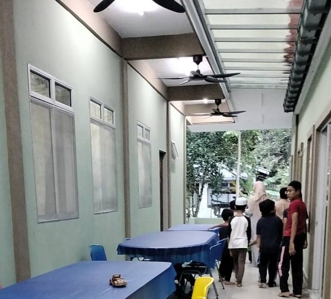 Kanak-kanak berkumpul di ruang legar pondok