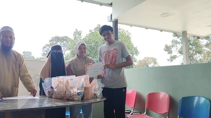 Sukarelawan menyusun bungkusan sumbangan