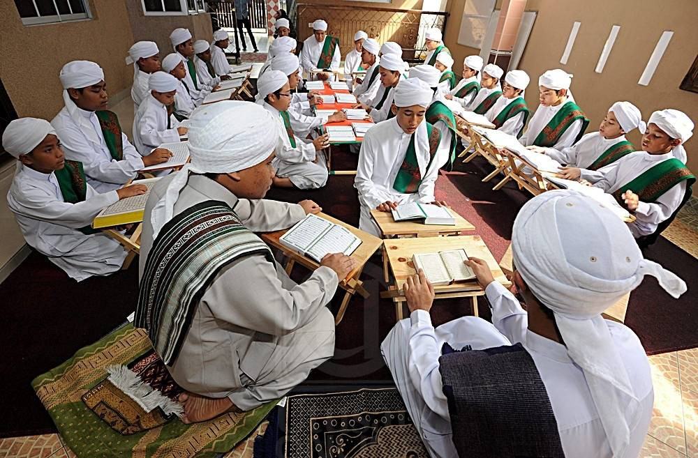 Anak-anak Pondok Nasyrah bersama-sama membaca Al-Quran di dalam dewan