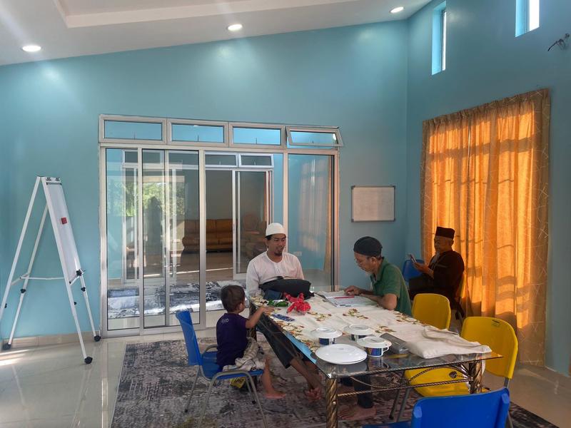 Penghuni dan sukarelawan menyiapkan ruang belajar