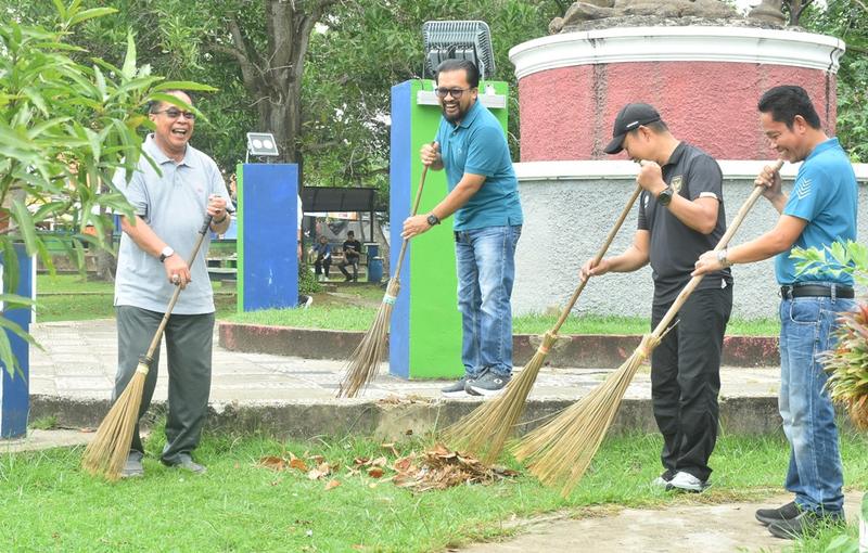 Sukarelawan bergotong-royong membersihkan kawasan pondok