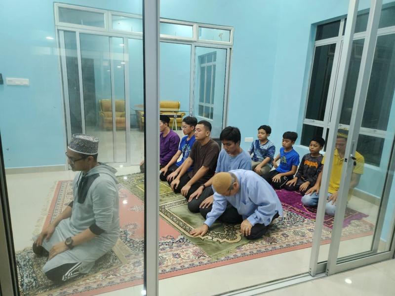 Penghuni pondok menunaikan solat berjemaah di atas sejadah