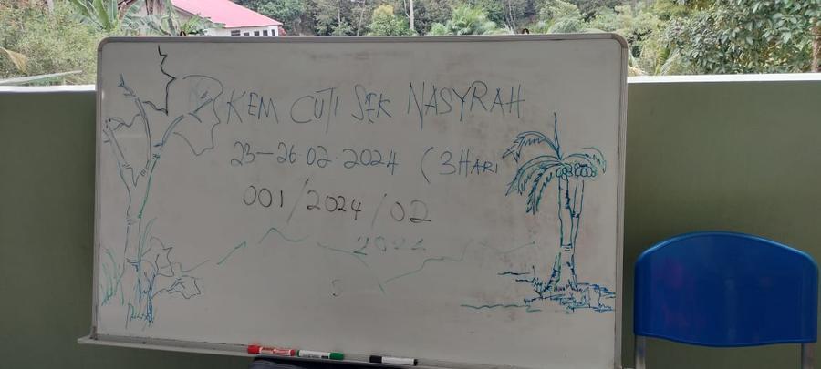 Papan putih memaparkan aturcara Kem Nasyrah