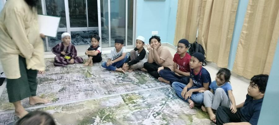 Sesi pengajian mingguan bersama penuntut di ruang kelas