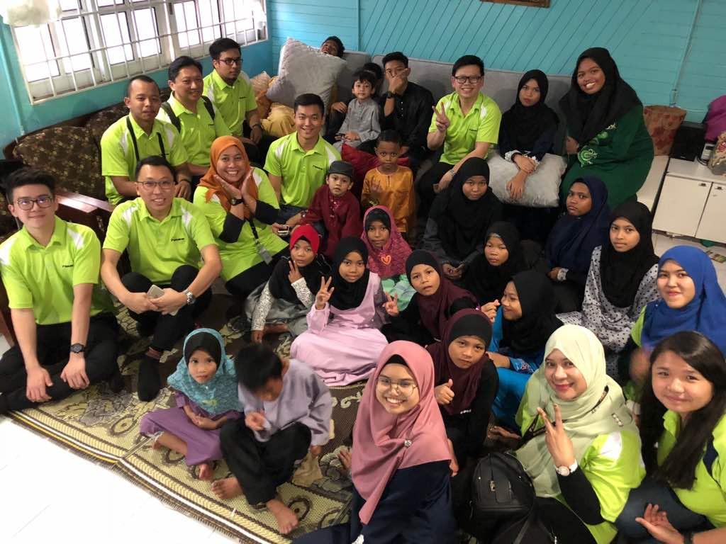 Kumpulan sukarelawan dan anak-anak Nasyrah bergambar bersama