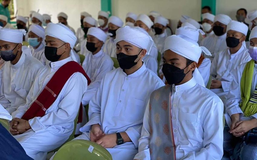 Penuntut Pondok Nasyrah duduk berbaris menghadap guru semasa sesi pengajian